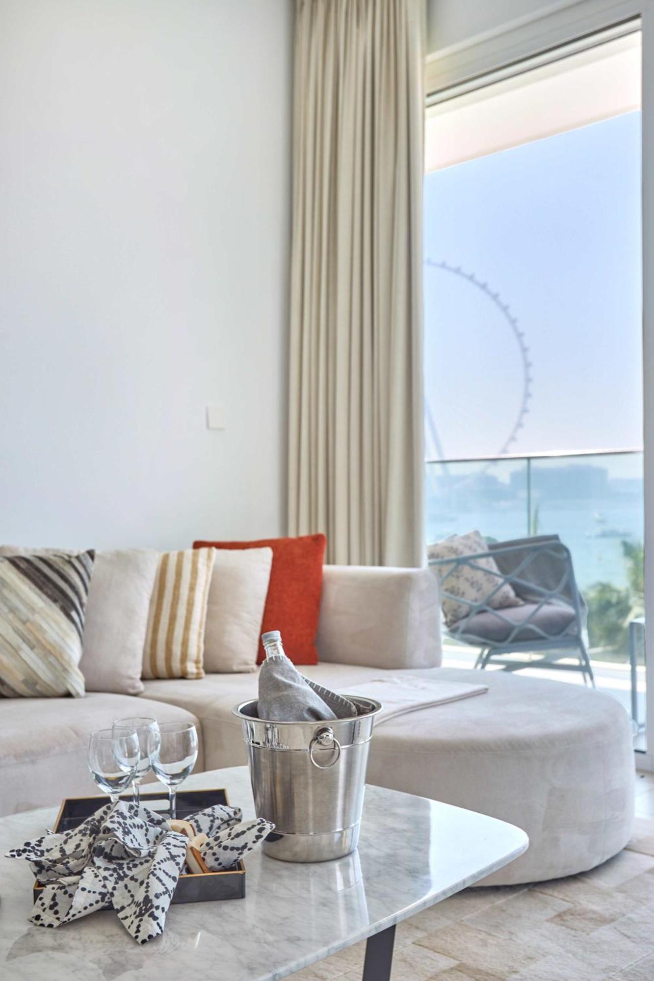 Frank Porter - La Vie Apartment *